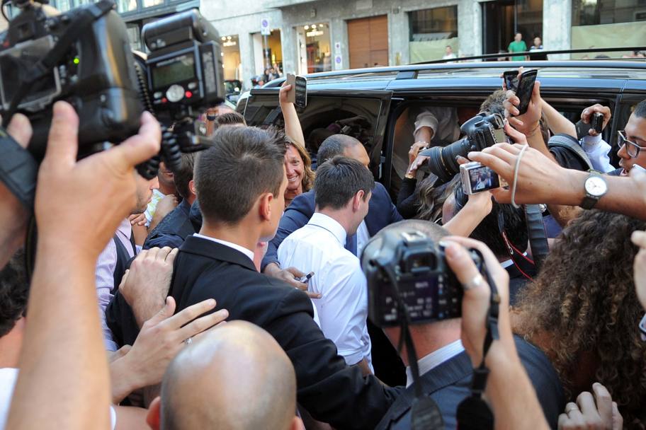Milano - Leo Messi lascia la boutique, scortato da bodyguard (Olycom)